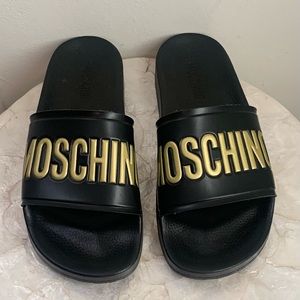 Moschino - Embossed Logo Pool Slides